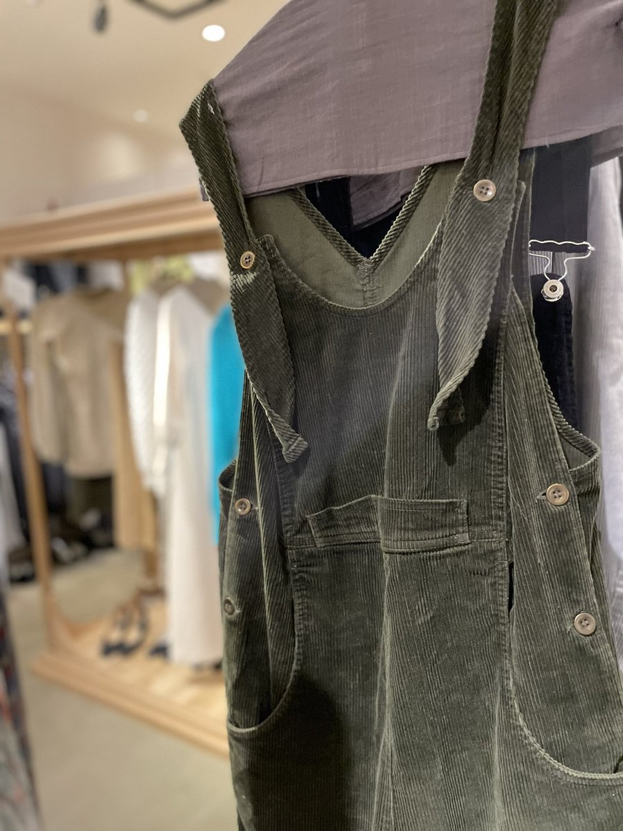 pichet_paseo's tweet photo. recommend corduroy overall🌰

秋らしさ全開のコーデュロイオーバーオールが入荷です！

わたしのおすすめはブラック！
このゆるいシルエット、
あまり可愛くなりすぎずに着用できるところ
秋冬持ってて損はないアイテムです https://t.co/UZSgkd7PQe