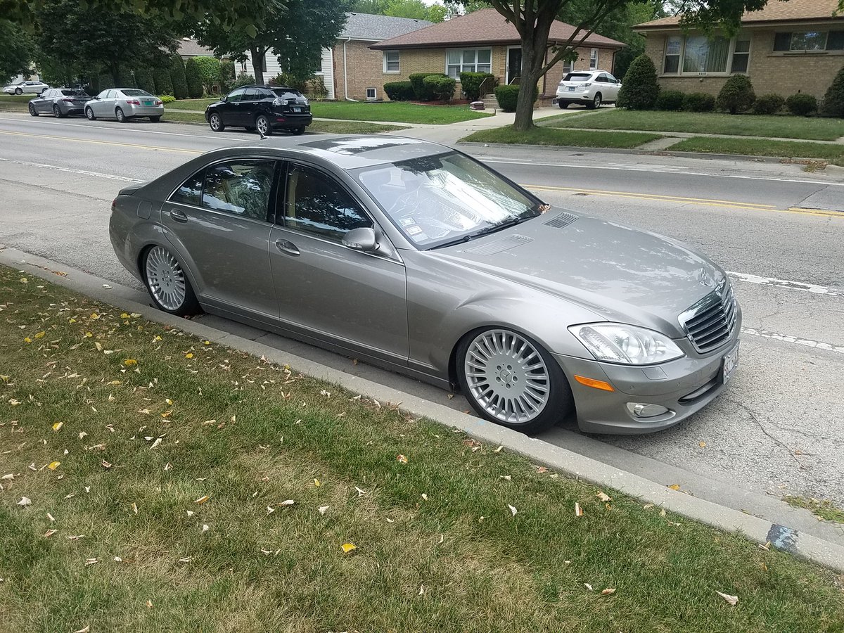 Hmmmm... is this stance intentional? All signs point to NO. #CarSpotter