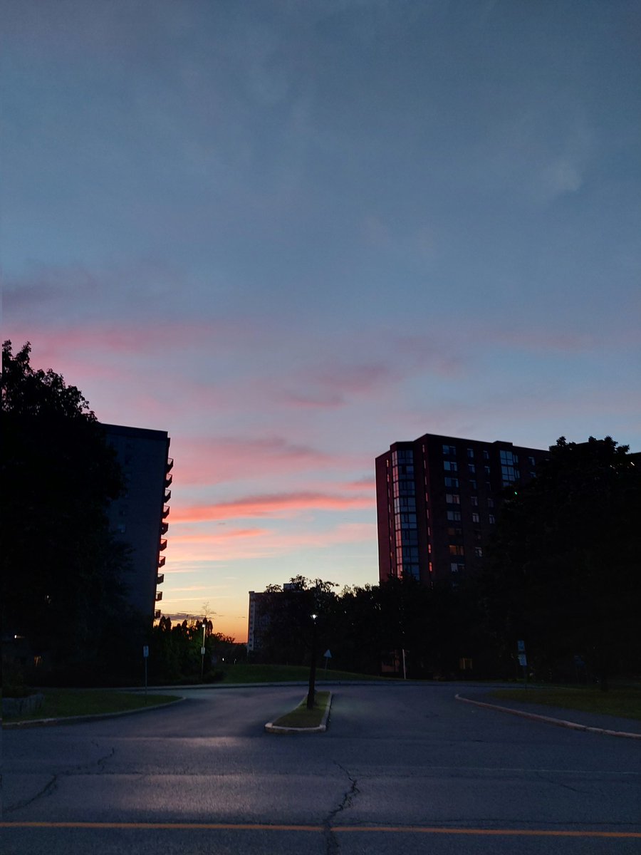 storycatching's tweet photo. Evening skies #LabourDayWeekend #myottawa @ottawaweather @BlacksWeather @StormHour https://t.co/lx6FtT2NRR
