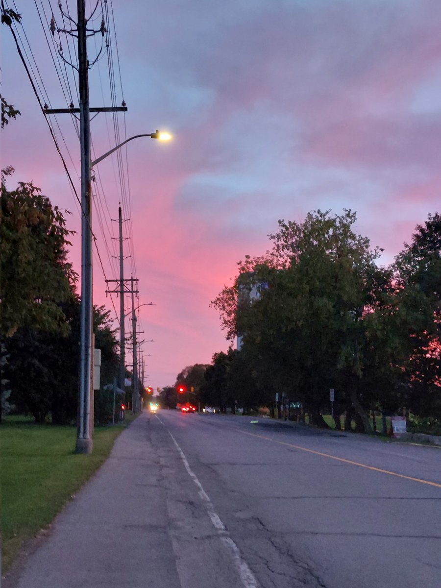 storycatching's tweet photo. Evening skies #LabourDayWeekend #myottawa @ottawaweather @BlacksWeather @StormHour https://t.co/lx6FtT2NRR