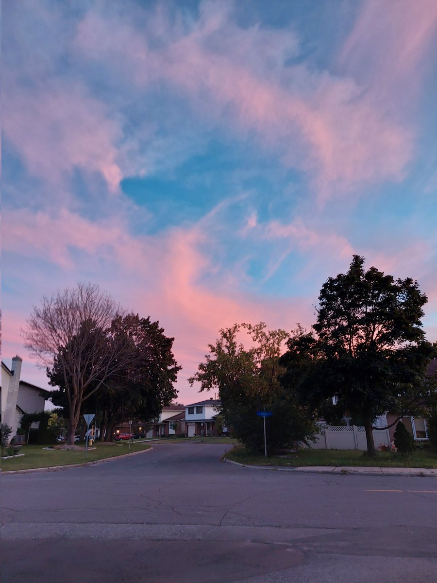storycatching's tweet photo. Evening skies #LabourDayWeekend #myottawa @ottawaweather @BlacksWeather @StormHour https://t.co/lx6FtT2NRR