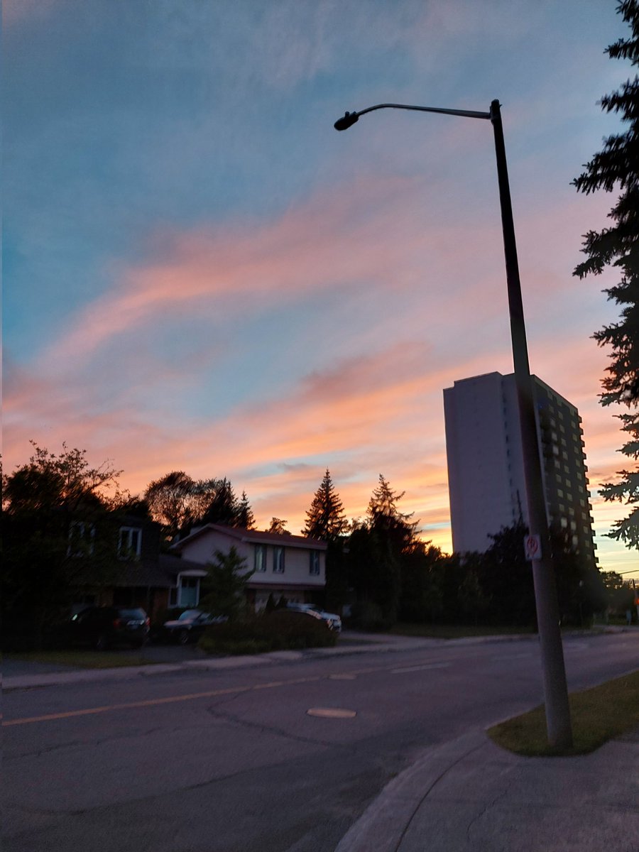 storycatching's tweet photo. Evening skies #LabourDayWeekend #myottawa @ottawaweather @BlacksWeather @StormHour https://t.co/lx6FtT2NRR