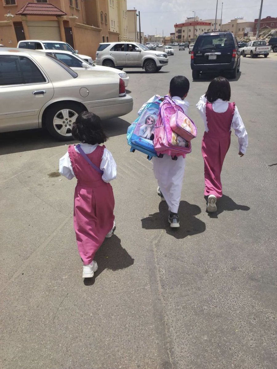 أجمل منظر شاهدته لطلاب المدارس 
" الرجولة منذ الصغر "❤️