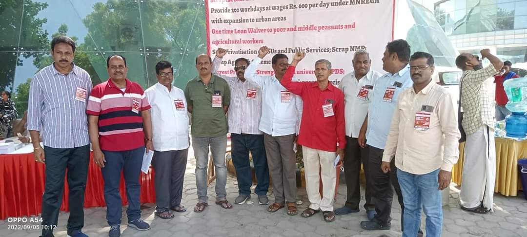 Y_VIKRAMKMM's tweet photo. న్యూడిల్లీలో జరిగిన సెమినార్... ఖమ్మం జిల్లా నేతలు.. CITU ఆధ్వర్యంలో...
#YVikram https://t.co/Wdf0m2JPsa
