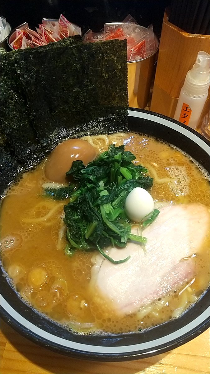 good_hawk's tweet photo. 横横家@仙台市若林区新寺

ラーメン中盛、全てふつうで注文

味噌三礎さん潰れてないですよね？火曜なのに定休日になっててまた振られた。気持ちを切り替えて名前をよく見かける横横家さんへ。王道の家系ですが、豚骨感薄く表面的な味でコクがなくしょっぱい。食べるなら油多め味薄めニンニク＋かな。 https://t.co/OZza2QjFTq