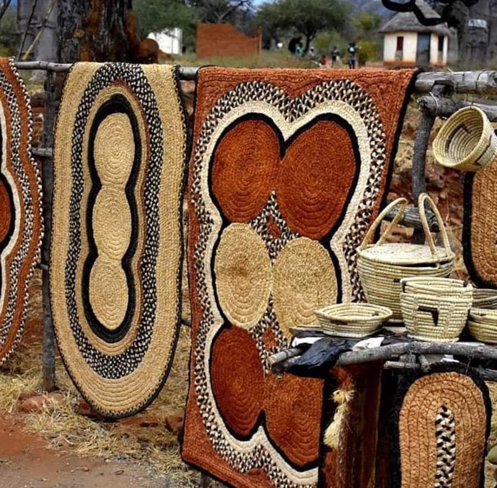 ZtaUpdates's tweet photo. Good morning from the #Masvingo-#Mutare highway where you come across these #Baobab #mats...intricately woven with #ZimBho pride👌, showing off the cultural beauty of the #Manyika people!
#EasternHighlands
#VisitZimbabwe
#MeetInZim
#ZimBho👍
📷: Skha Masunda, @stevenchikosi https://t.co/EjblKdlMya