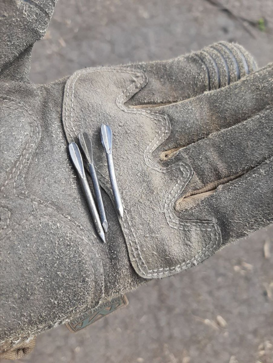 Остатки ракеты, выпущенной по Украине путинистами. Какое-то существо с военного завода, пыхтя и безумно вращая глазами, набивало её гвоздями, чтобы убить как можно больше людей. Жило существо скорее всего в хрущёвке или в бараке с сортиром на улице.