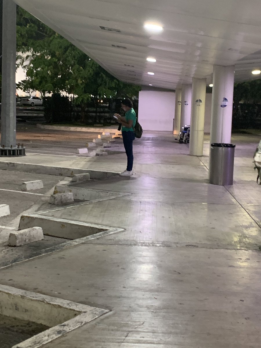 charlyromerod's tweet photo. @VivaAerobus estas son las ganas con las que tu personal de tierra en el aeropuerto de Cancún trabaja, esta señorita no tiene ni idea de su trabajo y nos quieren hacer esperar 1 hora por un transporte que ya pagamos, tampoco nos sabe decir donde nos pueden hacer una devolución. https://t.co/lx6CcYuMSj