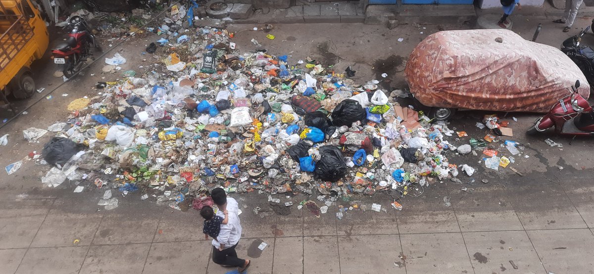 RSreeja2's tweet photo. @GHMCOnline @KTRTRS @KCRFansClub @trsharish 
Sir help us in cleaning our area, GHMC is trying hard to arrange garbage rickshaw collection but its going in vain. Authorities are requested to support us to remove these garbage dump from our area. Goshamahal Chandanwadi hyderabad https://t.co/xEWAQVNYdl