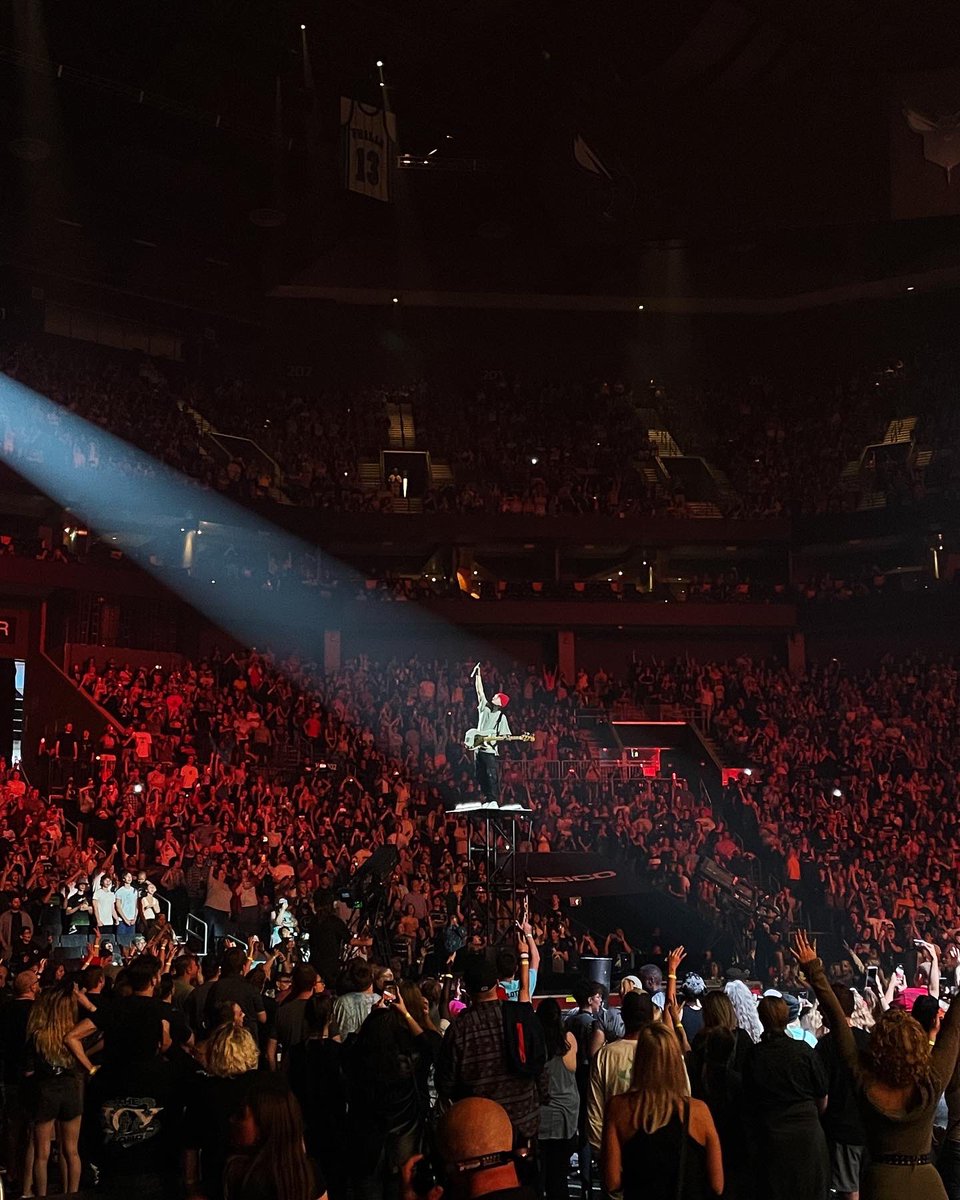 kmfdem's tweet photo. finally home 🤍 #icytourCharlotte #icytour @twentyonepilots @joshuadun @tylerrjoseph https://t.co/C7jM21sThj