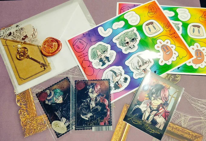 フォロワさんからお手紙貰った～シーリングスタンプで封されたお手紙貰ったの初めてでテンション爆上がりしてたし紅茶の香水かかってていい匂い。中身が豪華なのとネタを仕込まれてて笑い散らかした。(封筒とかシール)鍵アクセ、ちゃんとMの字が入ってるよ凄い 