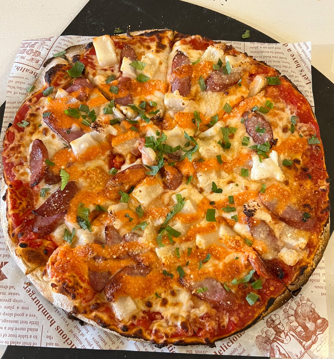 Meonicorn's tweet photo. We asked the server to help cut the pizza into 5 slices so 5 of us can share. He said sure 🙃 https://t.co/1ra0gbynEl