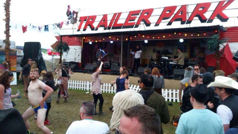 Leno_SRFC's tweet photo. Popped up in my memories. Probably the best (most random) @EPfestival picture I've ever taken in the 15 I'd attended, that lad still the moves of a Sunday afternoon, he was non stop #ep2014 #trailerpark #electricpicnic #farmerstan #dancemoves https://t.co/pAyMVBI4Qw