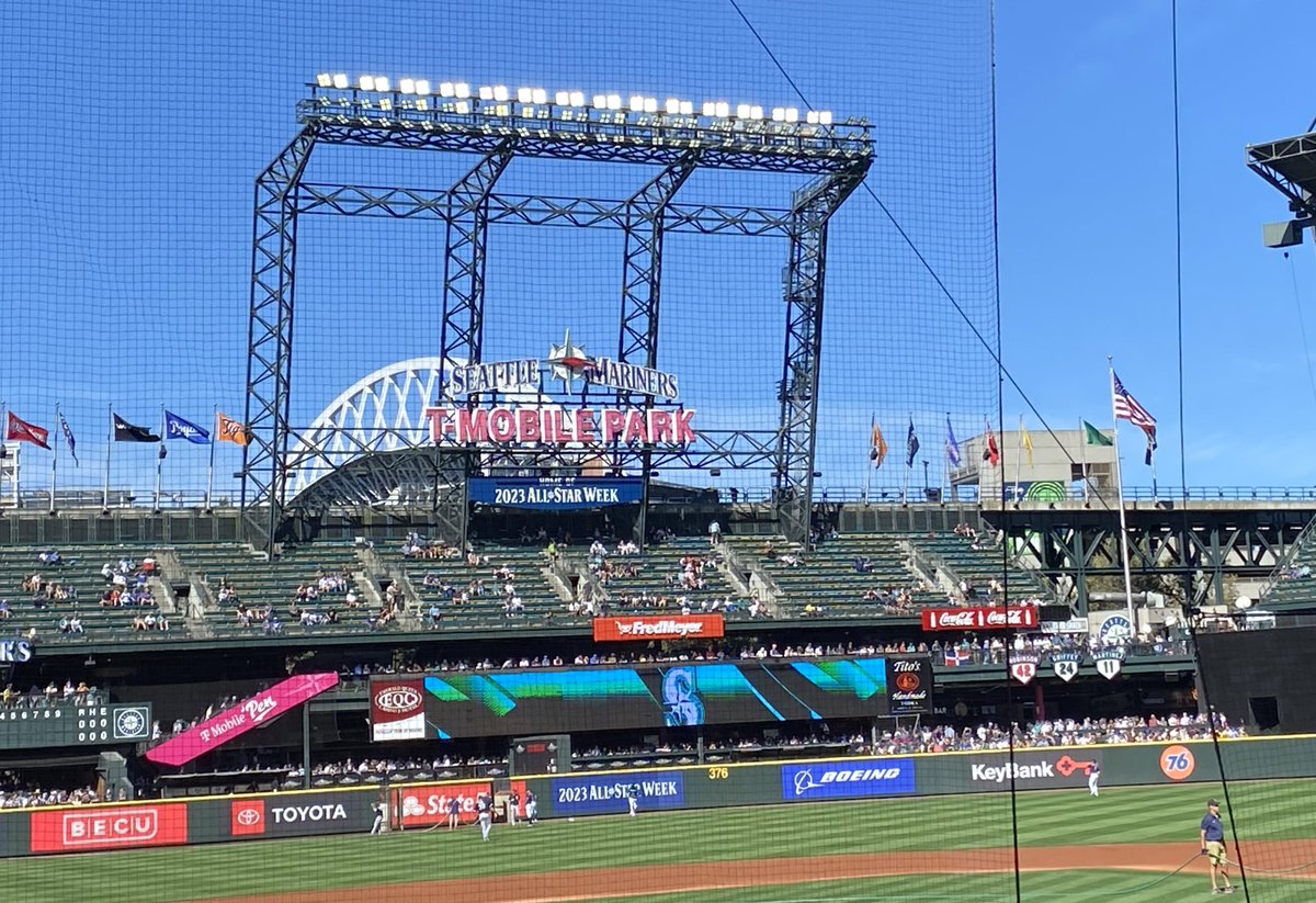 MiaYenCanada's tweet photo. I went to my first ever @MLB ⚾️ game this afternoon. @Mariners vs. @whitesox at @TMobilePark. 

A great way to spend a sun filled labour-less Labour Day! 🌞 

Home team lost 😞. https://t.co/D19sy3nQVn