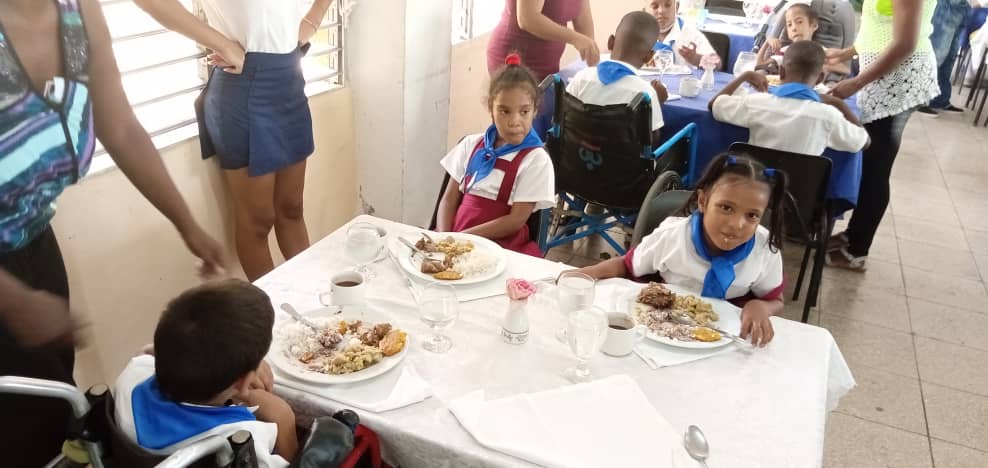 Un día espectacular, lleno de alegría y muchas emociones lindas de alumnos, trabajadores y familiares el reinicio del curso escolar 2021-2022 en la <a href="/EEACubaVietNam/">Escuela Especial Amistad Cuba- Viet nam</a> con todo asegurado para elevar la calidad del Proceso Docente Educativo.
<a href="/CubaMined/">MINED</a> <a href="/elsa_ena_/">Ena Elsa Velázquez Cobiella ℗</a> <a href="/FundichelyRosa/">Rosa Álvarez Fundichely</a>