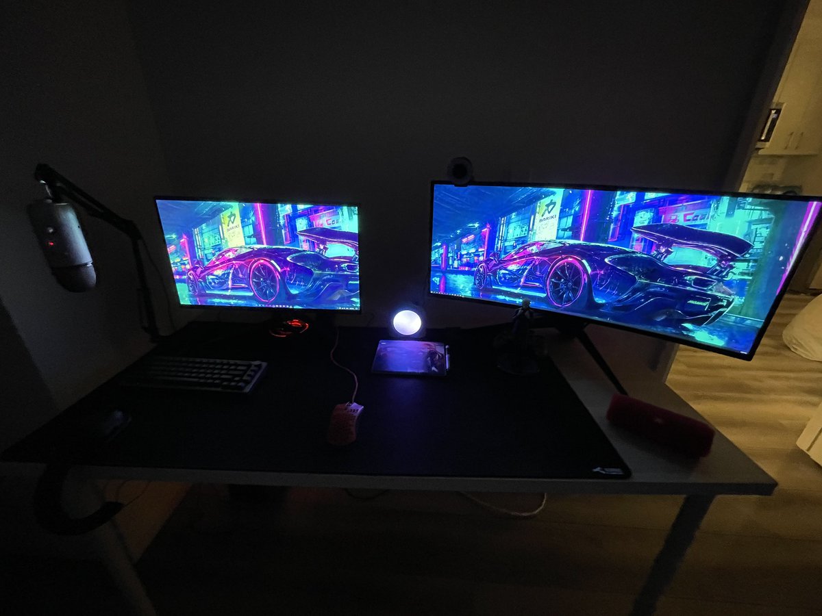 ItsYokoe's tweet photo. Finally got the setup finished in the new place! https://t.co/qFqd1JLUCU