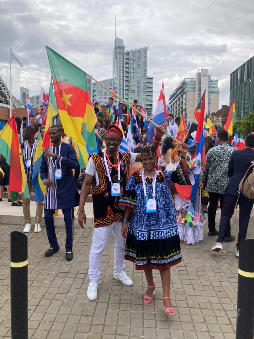 EdukMedia's tweet photo. Cameroon honored in Manchester. @AndzongoBlaise with the Cameroon flag and traditional dress at the @OneYoungWorld summit in #Manchester
#OYW2022 https://t.co/gB9dPGx80l