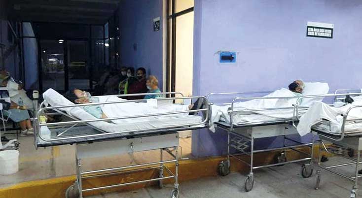 BuzosNoticias's tweet photo. #Reportaje 📰| Los derechohabientes del @Tu_IMSS  en SLP, además de las enfermedades, padecen desabasto de medicamentos, escasez de camas, insuficiencia de médicos, entre otras graves deficiencias. 
https://t.co/rHxKCj4sk0 https://t.co/AL7d96S7sD