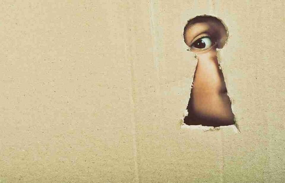 " لا تحاول أن تبحث عن الوجه الآخر لأي شخص، فلكل مِنا جانب سيء يتحاشاه حتى مع نفسه .. فالانشغال بسرائر الناس يفتح باب سوء الظن، وظلم الخلق "