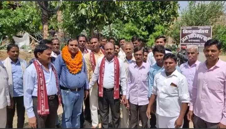 jap4FBD's tweet photo. आज 5 सितंबर 2022 जन अधिकार पार्टी कार्यालय फर्रुखाबाद में शहीद बाबू जगदेव प्रसाद कुशवाहा जी के शहादत दिवस पर भारी संख्या में लोगों ने पार्टी की सदस्यता ग्रहण की ।नियुक्ति पत्र दिए गए। नए पदाधिकारियों ने अपने विचार रखें। #team_jap https://t.co/izMpM7Xf1w