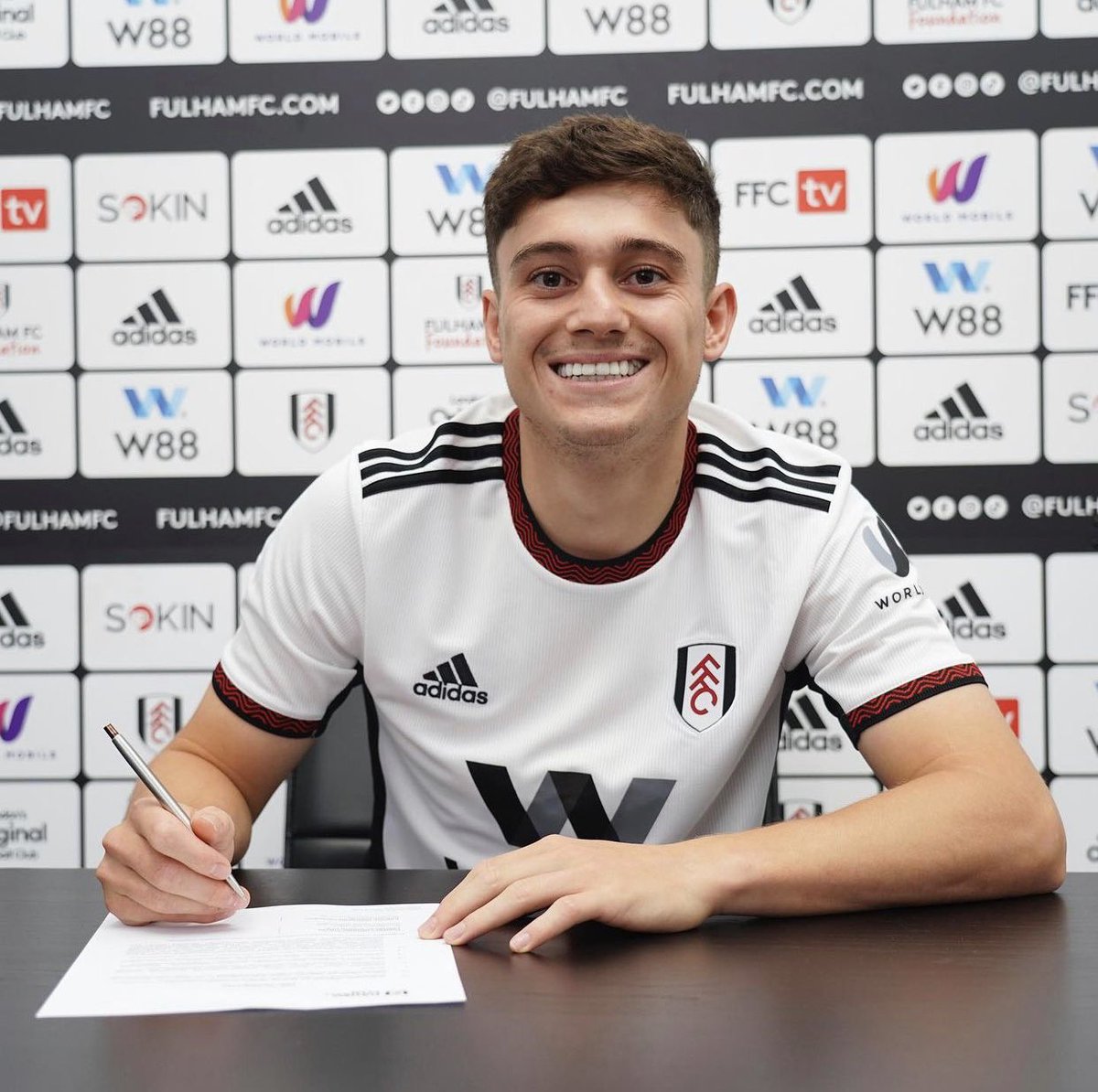 the_futbul's tweet photo. ✍️: Fulham sign Daniel James on loan 

#FulhamFC https://t.co/JucNj53r77