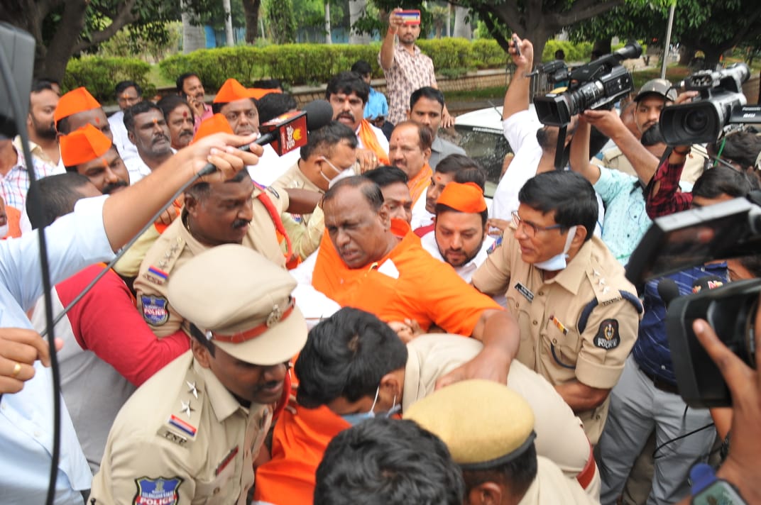 bgusofficial's tweet photo. Today @hydcitypolice unlawfully arrested Dr Bhagwanth Raoji, Gen Secretary #BGUS and Other Office Bearers of #Bhagyanagar #GaneshUtsav Samithi which had organised Sagara Parikrama at Vinayaka Sagar (Tankbund) to review arrangements made by the #Telangana State Govt https://t.co/yaUbXTtb14