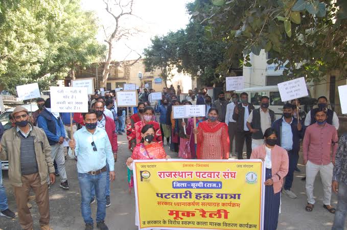 पटवारियों की मुख्य मांगे
01. पटवारी का ग्रेड पे 3600
02. स्टेशनरी भत्ता ₹ 2000 प्रतिमाह
03. पूर्णकलिक सहायक
04. समयबद्ध डीपीसी
05. प्रत्येक पटवारी को लैपटॉप व अन्य सहायक उपकरण उपलब्ध करवाना
<a href="/ashokgehlot51/">Ashok Gehlot</a>
<a href="/RamlaljatINC/">Ramlal Jat</a>
<a href="/zeerajasthan_/">ZEE Rajasthan</a>
<a href="/DainikBhaskar/">Dainik Bhaskar</a>
#patwari_3600_grade_pay_kro
EE