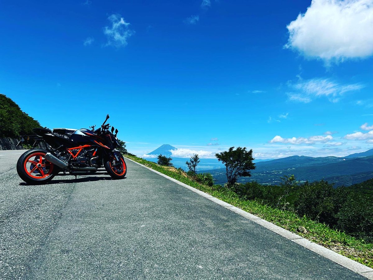 include_lib's tweet image. 名前 : らいぶらり
性別 : 🚹
年齢 : 22
住み : 東京
車種 : 1290SDR EVO
身長 : 185cm
好き : バイク 猫 お酒🍻
一言 : 大型納車したのでアカウント作りました！仲良くしてもらえるとhappyです☺️

#バイク乗りとして軽く自己紹介
#バイク乗りと繋がりたい 
#バイク好きな人と繋がりたい