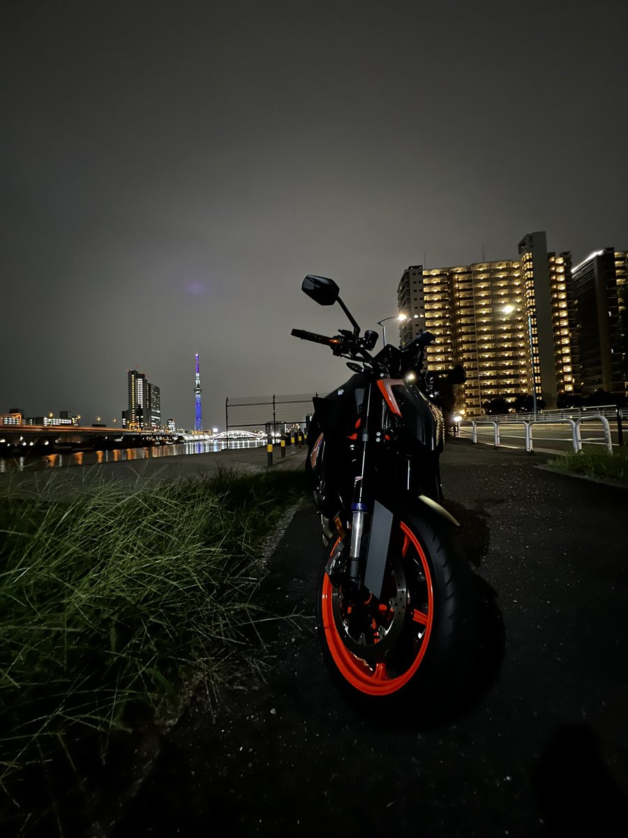 include_lib's tweet image. 名前 : らいぶらり
性別 : 🚹
年齢 : 22
住み : 東京
車種 : 1290SDR EVO
身長 : 185cm
好き : バイク 猫 お酒🍻
一言 : 大型納車したのでアカウント作りました！仲良くしてもらえるとhappyです☺️

#バイク乗りとして軽く自己紹介
#バイク乗りと繋がりたい 
#バイク好きな人と繋がりたい