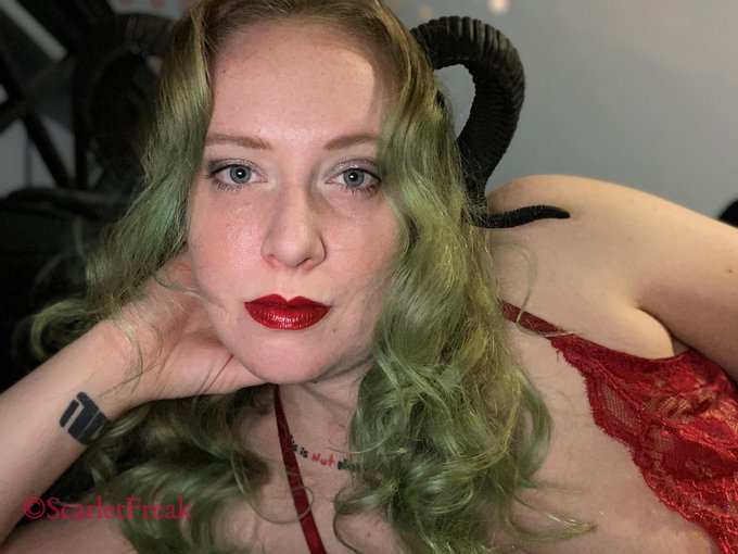 Does the green hair suit me? 
#thick #thicc #thickandcurvy #thiccandthriving #thickwomen #thickthighsprettyeyes
#curvygirl