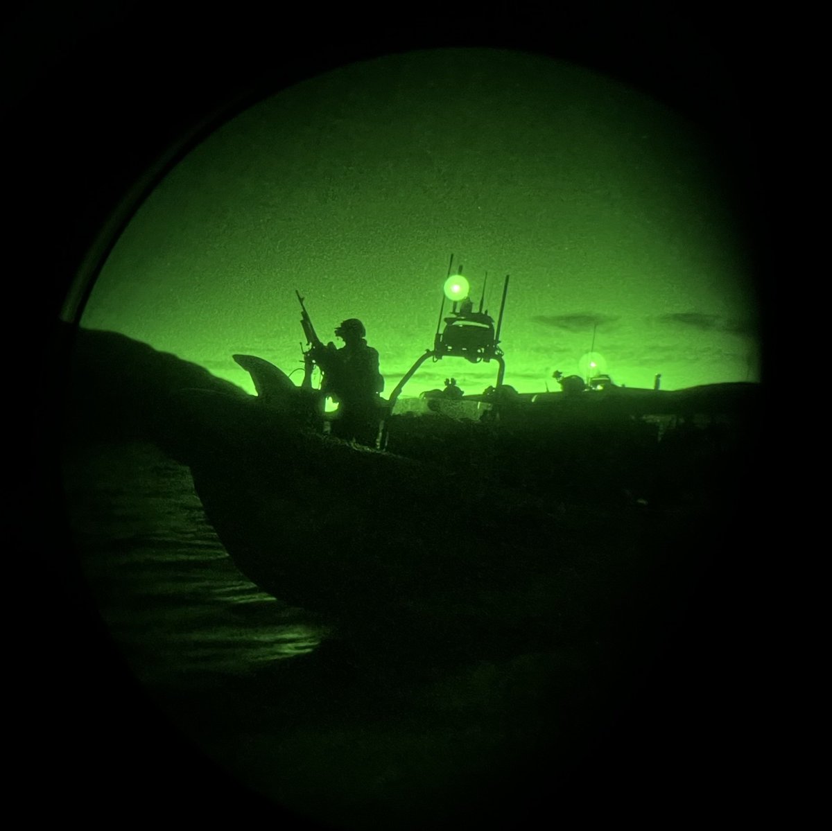 korpsmariniers's tweet photo. Nabij eiland Tarva in Noorwegen trainde de bemanning van de #FRISC's. Zowel overdag als in de nacht.
In de nacht maken de #mariniers gebruik van Night-vision brillen. Door een van deze brillen heeft een collega de trainingen gefotografeerd.
#QPO #Kracht #Toewijding #SATG https://t.co/gCbD3cf3U2