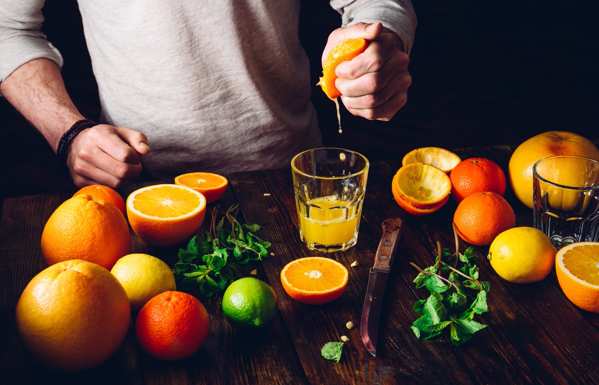 Sinaasappeltje voor de dorst
Samen met onze partner Jaguar Fresh kunnen wij een nieuwe duurzame stap realiseren, namelijk klimaatneutrale sinaasappelen. Want sinaasappelen staan niet bepaald bekend om hun duurzame karakter. Benieuwd hoe we dit doen? ow.ly/SLK050KA3r5