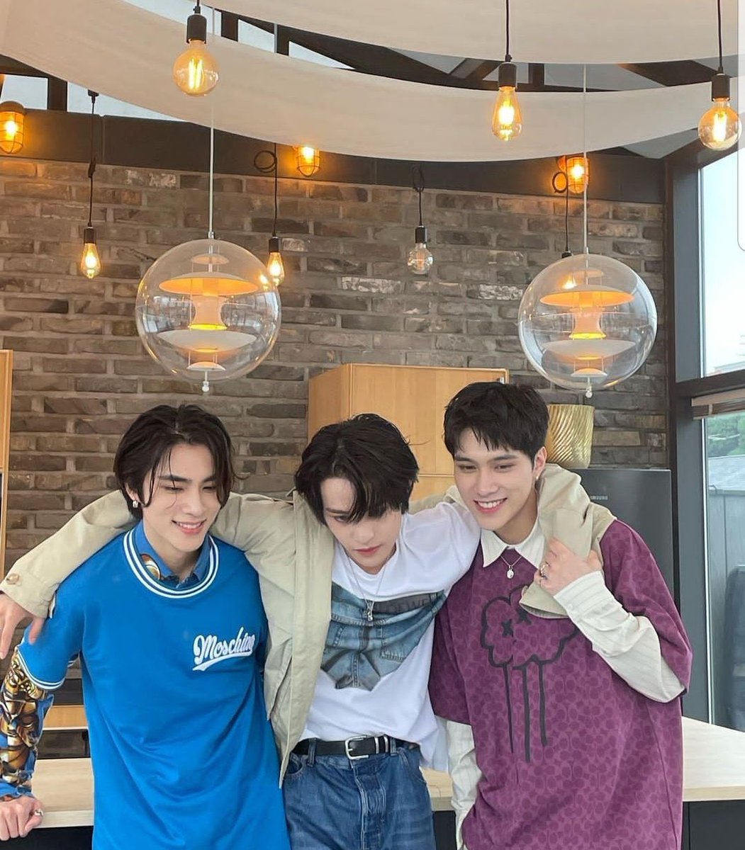 _junjun888's tweet photo. just how fast the night changes 😭🥺💘💘💘 #PraewXWayV #SR18B https://t.co/ZHtSpWlUiM