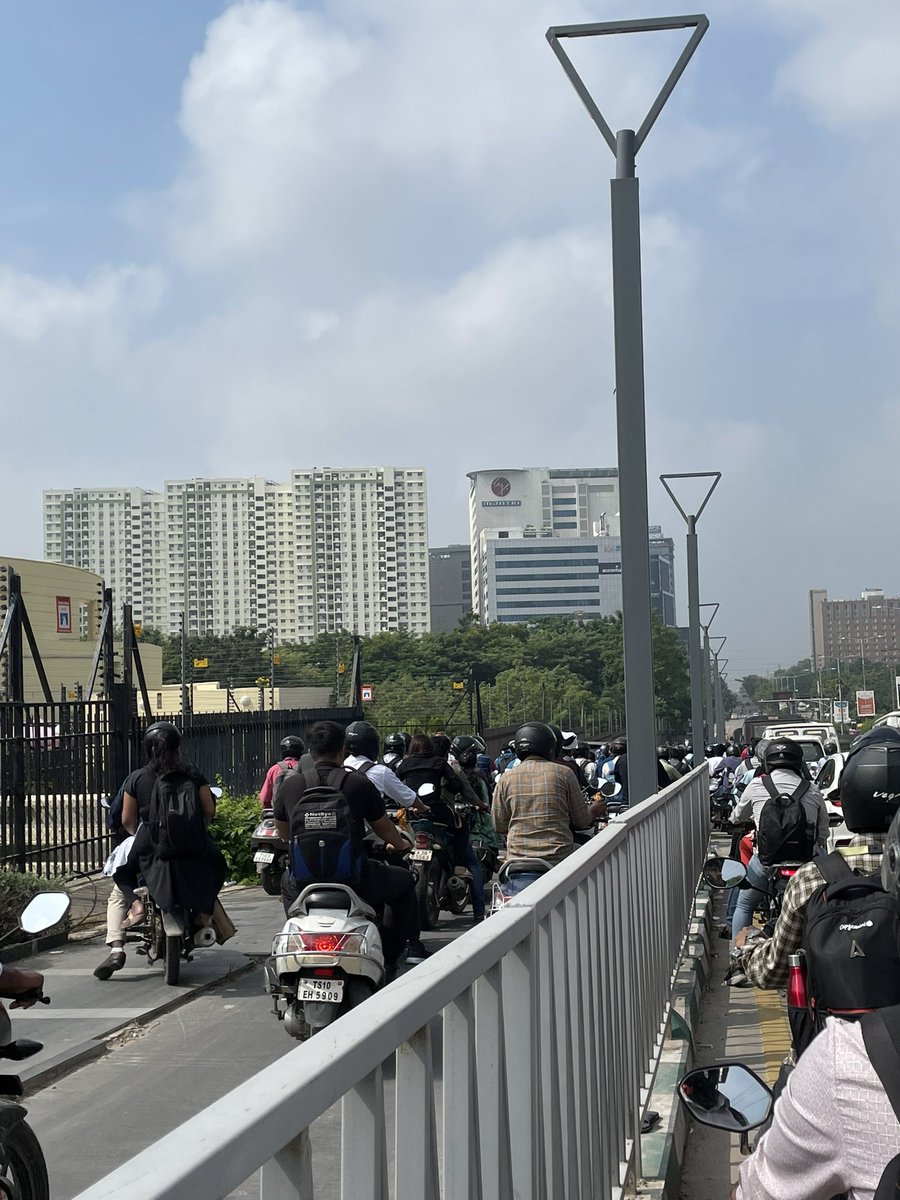 abhik_setia's tweet photo. @CYBTRAFFIC  The traffic is so insane at wipro that now they are using foot path to drive vehicles https://t.co/nwlebO6Yzy