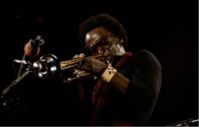 brunojp200's tweet image. American jazz trumpeter and composer Miles Davis (1926-1991) performs live on stage in Berlin, West Germany in November 1973. (Photo by David Redfern/Redferns)
