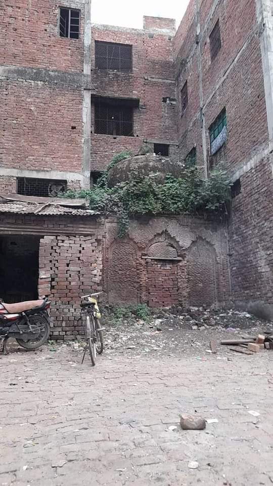 RahulMishraBBK's tweet photo. पुराने लखनऊ के मौलबीगंज मे कई ऐसे मंदिर है जिनपर अब पूरी तरह से अवैध कब्जा हो चुका है।
जिनमें से यह शिव मंदिर है जिसपर कब्जा कर लिया गया है,मंदिर का केवल गुंबद बचा है,दरवाजा भी ईंटों से बंद कर दिया गया है।
@myogiadityanath जी से निवेदन है मामले को संज्ञान में ले और कार्यवाही करें https://t.co/ULCLmNbQJl