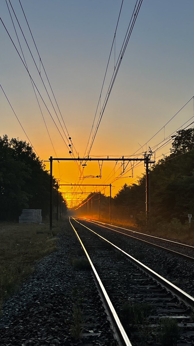7:15 zon zet spoorweg in vuur en vlam #vrtweer #heverlee Johan Morren