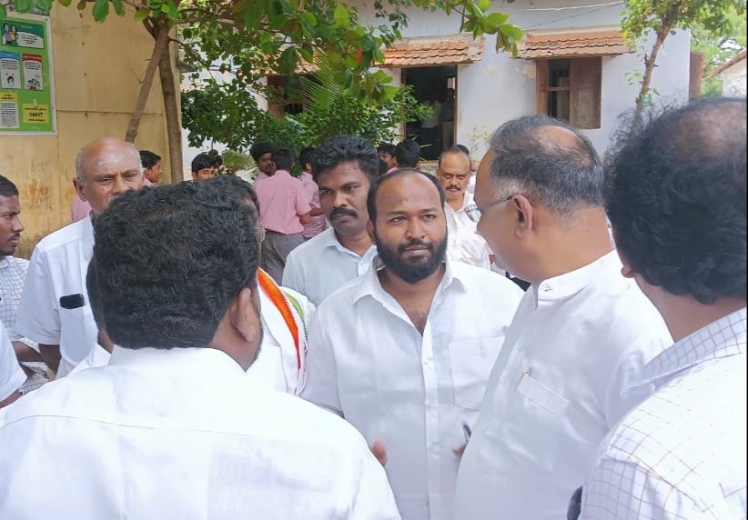 IlainarM's tweet photo. கர்நாடக மாநில முன்னாள் முதல்வரின் மகனும் தற்போதைய கர்நாடகா காங்கிரஸ் கமிட்டியின்  மாநில தலைவர் ஆகிய சட்டமன்ற உறுப்பினர் தினேஷ் குண்டுராவ்  அவர்களுடன் இன்று ராகுல் காந்தி அவர்களின் நடைப்பயணம் குறித்த முன்னேர்பாடு நிகழ்வுகளில் கலந்துகொண்டபோது. https://t.co/SLwcwoaBWt