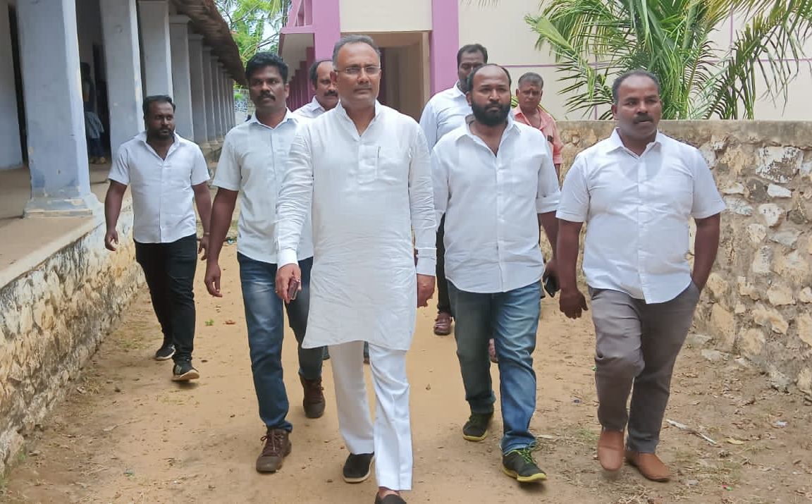 IlainarM's tweet photo. கர்நாடக மாநில முன்னாள் முதல்வரின் மகனும் தற்போதைய கர்நாடகா காங்கிரஸ் கமிட்டியின்  மாநில தலைவர் ஆகிய சட்டமன்ற உறுப்பினர் தினேஷ் குண்டுராவ்  அவர்களுடன் இன்று ராகுல் காந்தி அவர்களின் நடைப்பயணம் குறித்த முன்னேர்பாடு நிகழ்வுகளில் கலந்துகொண்டபோது. https://t.co/SLwcwoaBWt