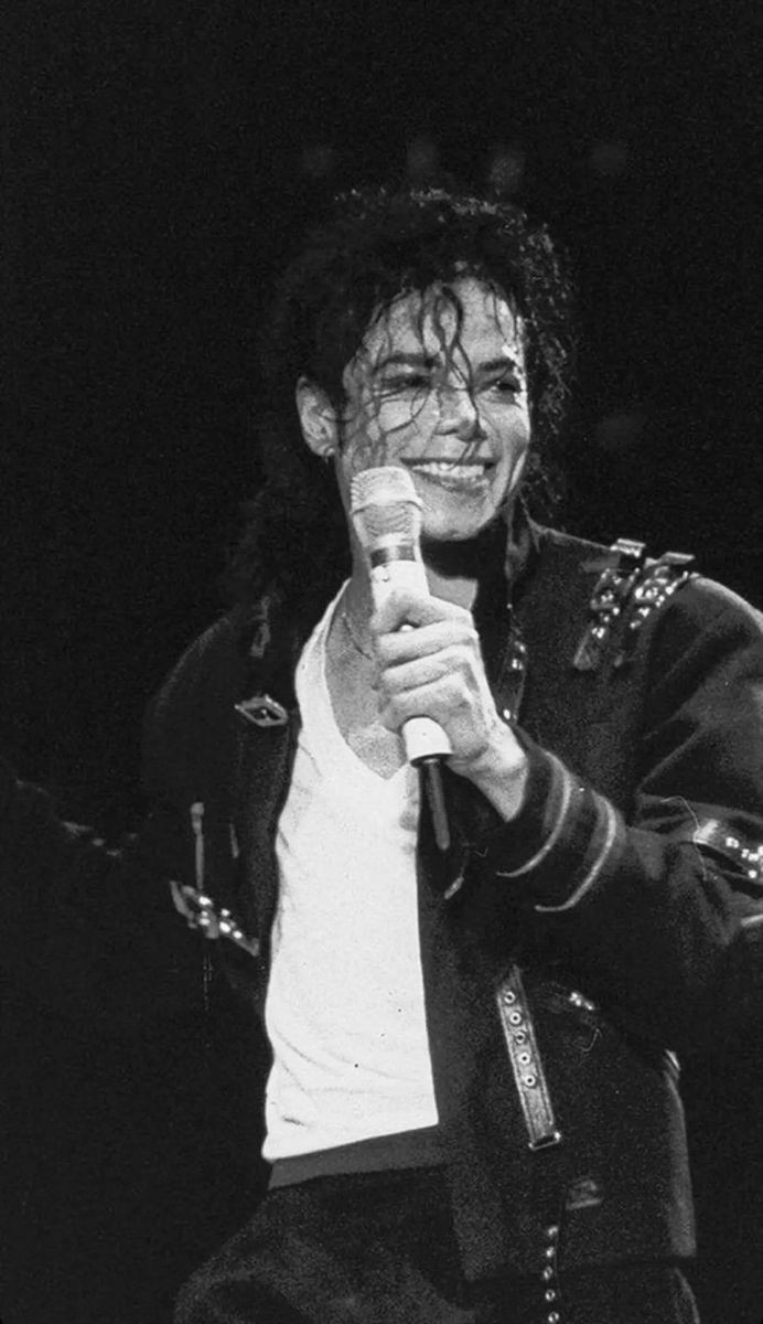 michaelp1cs's tweet photo. Michael Jackson Smiling live. https://t.co/e80v4gLS6b