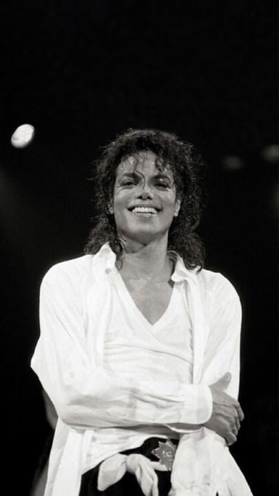 michaelp1cs's tweet photo. Michael Jackson Smiling live. https://t.co/e80v4gLS6b