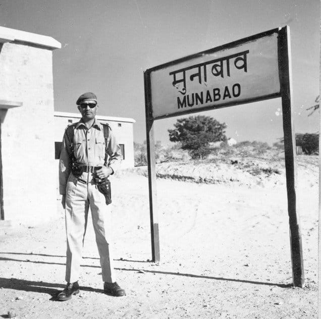 SAMI_UR_REHMAN9's tweet photo. #Happy_Defence_Day✌🏽⚔🇵🇰
1965 کی جنگ میں موناباؤ ریلوے اسٹیشن پر قبضہ کرنے کے بعد پاکستانی فوج کا ایک آفیسر خوشگوار موڈ میں۔
#6september1965
#OurMartyrsOurHeroes
#PakistanDefenceDay2022 #OurMartyrsOurHeroes
#PakistanDefenceDay https://t.co/b3Hb42XueD