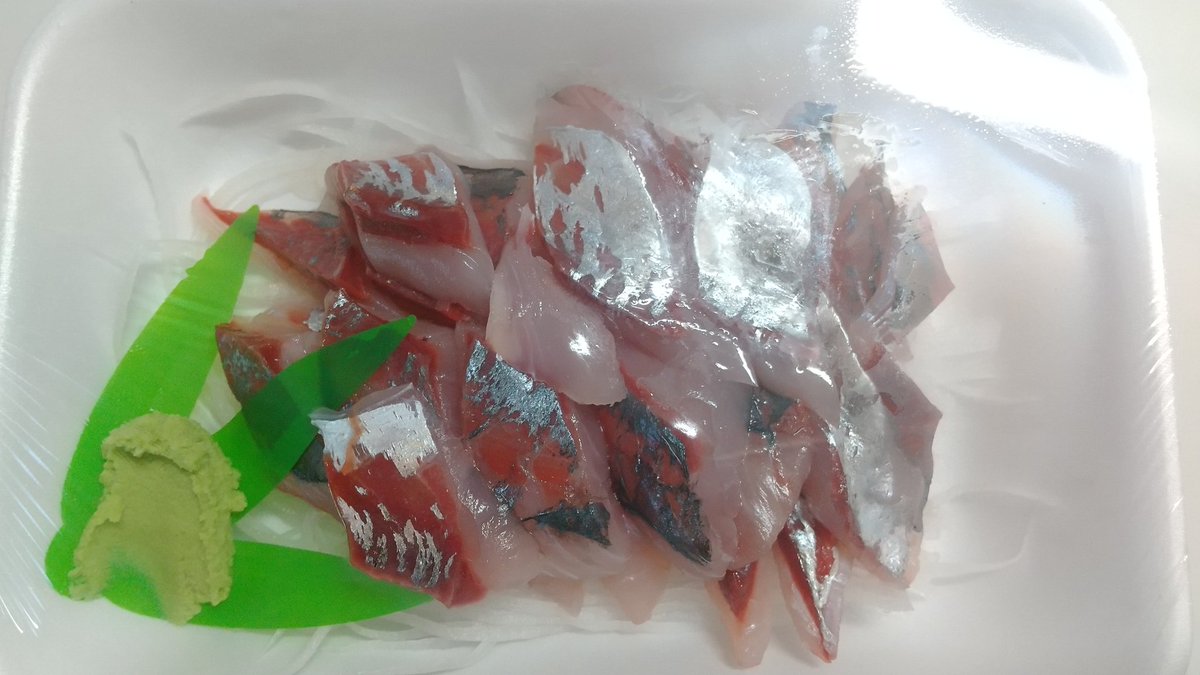 Skazuki12's tweet photo. 今日の俺の作ったアジの刺身 https://t.co/sk0xCJBg8A