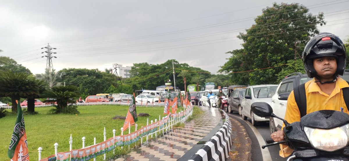 debilalmohapat's tweet photo. What the hell is going on Bhubaneswar city the traffic 🚦 is very rush 😡😡😡😡😡😟😟😟😟 https://t.co/U6WG2J0Tan