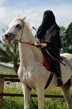 Sementara penunggang2 kuda dr Abad ke 7 M ini  SUNGGUH2 PUNYA AGENDA seluruh Indonesia harus hidup spt Arab Abad ke 7 Masehi. Dari pakaian, kendaraan hingga senjata. Mereka superaktif BERGERAK, bukan pasif spt Yahudi Ultraortodoks (Haredim) &amp; kaum Amish