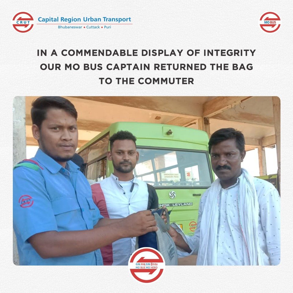 CRUT_BBSR's tweet photo. Our #MoBusCaptain, with utmost honesty returned the bag to the commuter who had left it in Mo Bus. In #MoBus, nothing is ever lost!
#MoBusMoHero
#MoBusForBetterYou
#HappyCommuters
#Humanity https://t.co/dKiPlil3cF