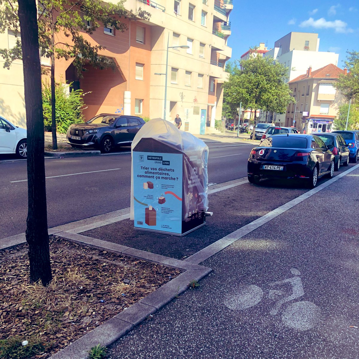 eboueursdelyon's tweet photo. Bonjour 👋 
🍂🥬🍃Les bornes à compost ont fait leur apparition, depuis hier, sur ma tournée. Après avoir été expérimentées ds le 7e, elles seront prochainement déployées sur Villeurbanne.  
➡️ Plus d’infos à venir ! 
#lyon #grandlyon #Villeurbanne #compost #dechets #dechetsverts https://t.co/loBqiBy5HN