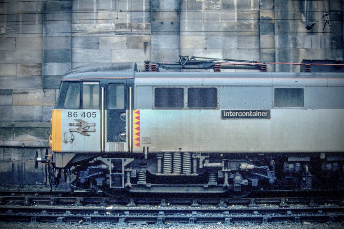 86405 ‘Intercontainer’ in Railfreight Distribution livery parked against the wall at Carlisle. Still survives today as 86605 with Freightliner, not bad for 57 year old loco! #Class86 #AL6 #Carlisle #RailfreightDistribution #Carlisle #Trainspotting