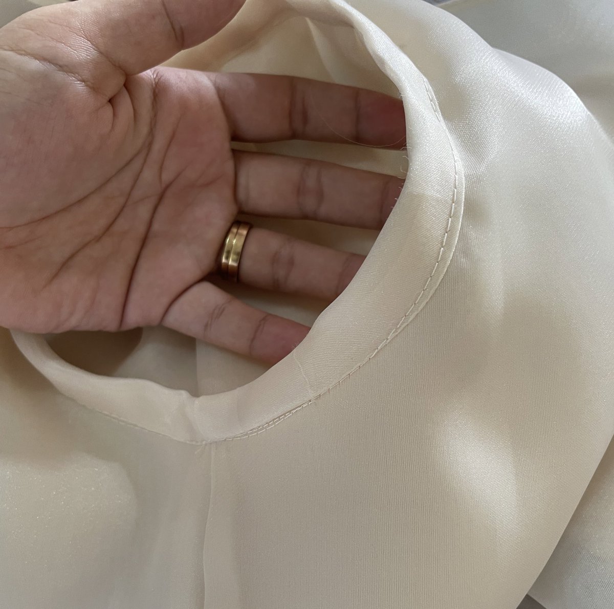 _vinaromero's tweet photo. New Client: “Ang mahal mo naman?! bigyan mo naman ako ng discount. Kapresyo mo na si (sikat na designer) ah” 

Yung gawa ng sikat na designer: 🥲🥲🥲 https://t.co/PGLfC9TXX3