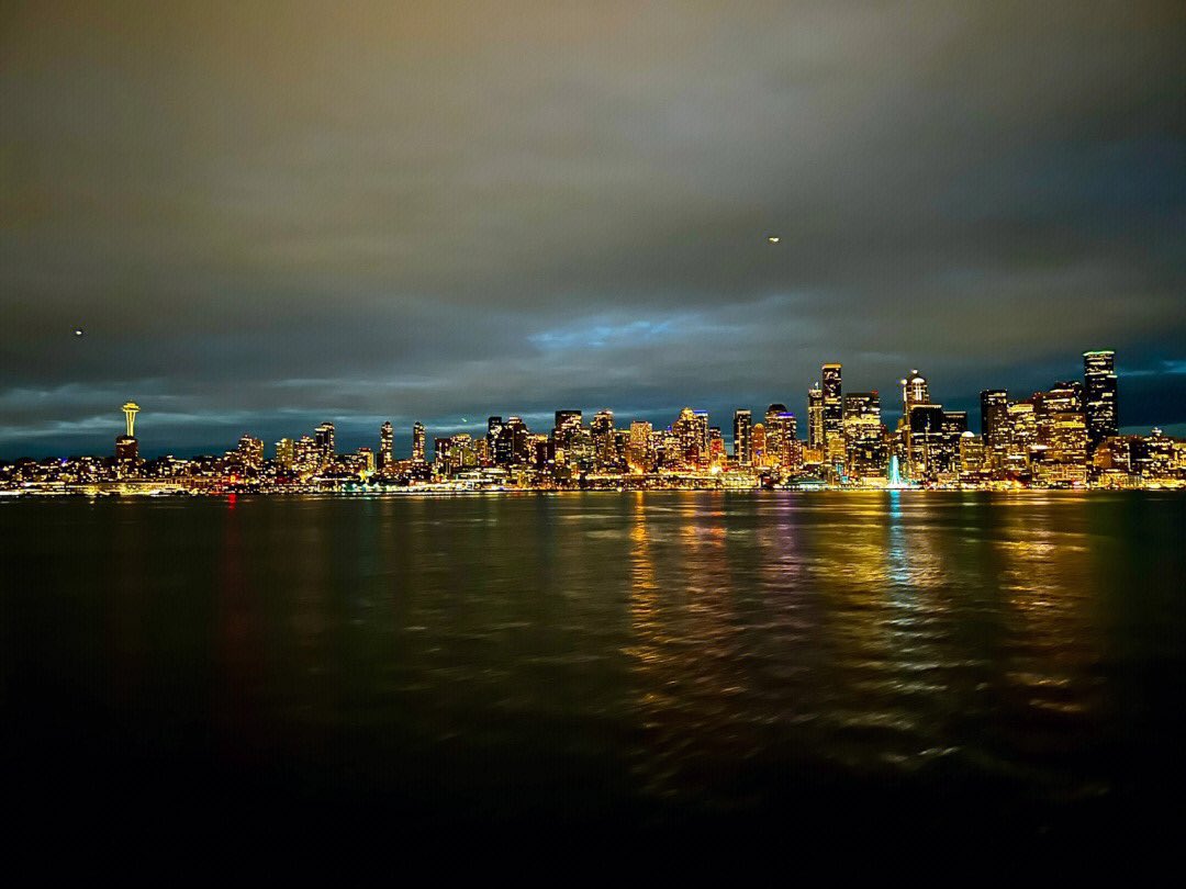 Alice____Wong's tweet photo. #seattle #usa #usa🇺🇸 #us Seattle's night scene looks very beautiful, but it's been a long time since I enjoyed the beautiful night scene at night....Say good night to the moon！🌙🏙 https://t.co/eqFdv9RSdJ